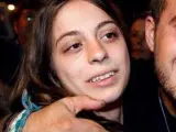 María (izquierda)c, la presunta parricida de Godella, tras ser puesta en libertad después de ser detenida el 15-M en Valencia.