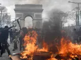 Barricada en los Campos Elíseos de París, frente al Arco del Triunfo, en una protesta de los chalecos amarillos.