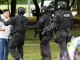 Policías hacen retroceder a personas de la escena de la masacre de Christchurch (Nueva Zelanda).