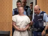 Brenton Tarrant, el ultra australiano que provocó una matanza en un atentado contra dos mezquitas en Christchurch, Nueva Zelanda, tras ser detenido.