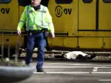 El cuerpo, de uno de los tres muertos confirmados en el posible ataque terrorista, yace junto al tranvía atacado en Utrecht (Holanda).