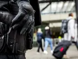 Un policía armado patrulla por una estación de tren en Rotterdam (Holanda).