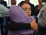 La primera ministra de Nueva Zelanda, Jacinda Ardern, con miembros de la comunidad musulmana tras la matanza perpetrada en dos mezquitas de Christchurch.