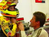 El pentacampeón del mundo de MotoGP Marc Márquez es ayudado por su padre antes de una competición.