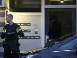 Un policía monta guardia frente a un edificio tras el tiroteo en Utrecht (Holanda) que dejó al menos tres muertos.