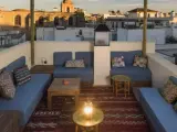 Azotea del hotel The Riad con vistas a la ciudad de Tarifa.