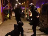 La policía reduce a un manifestante tras los altercados protagonizados por varios cientos de vecinos de El Pozo del Tío Raimundo, en el distrito madrileño de Vallecas.