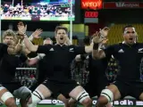 La selección de Nueva Zelanda de rugby realiza su tradicional 'haka' antes de un partido.