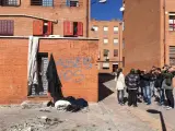 Varios periodistas y cámaras en las inmediaciones de la casa del presunto asesino de un hombre de 64 años en Vallecas.