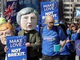 Varias personas se manifiestan frente a la Comisión Europea (CE) mientras protestan y exigen un segundo referéndum sobre el 'brexit', este jueves en Bruselas (Bélgica).