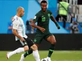 Javier Mascherano y John Obi Mikel, durante el Argentina-Nigeria del Mundial de Rusia 2018.