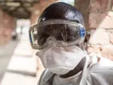 Un sanitario que trabaja en una ala aislada del Hospital Bikoro donde se diagnostica y trata a pacientes sospechosos de padecer ébola en República Democrática del Congo.