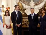 El rey Felipe VI y la reina Letizia junto al presidente argentino, Mauricio Macri (2d) y la primera dama, Juliana Awada (d), durante la ceremonia de bienvenida oficial, en Buenos Aires.