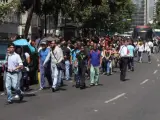 Decenas de personas se desplazan a pie y esperan autobuses debido a la suspensión del servicio del Metro por un nuevo apagón en Caracas (Venezuela).