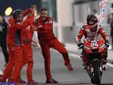 Andrea Dovizioso celebra su victoria en el estreno de la temporada de MotoGP.