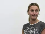 La tenista checa Petra Kvitova, llega a una rueda de prensa con el brazo vendado tras el ataque que sufrió en 2016.