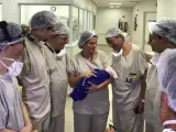 Médicos del Hospital das Clínicas de Sao Paulo, en Brasil, con una bebé nacida a partir de un trasplante de útero de una donante fallecida.