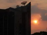 Un edificio a oscuras durante un nuevo apagón en Caracas (Venezuela).