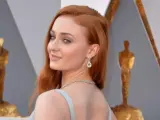 Sophie Turner, la actriz que encarna a Sansa Stark en Juego de Tronos, posa ante los fotógrafos en la alfombra roja de los Oscar.
