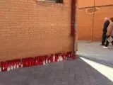 Decenas de velas en recuerdo del hombre asesinado en el Pozo del Tío Raimundo (Vallecas).