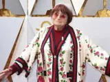 La directora francesa Agnes Varda, arriesgó con un traje pijamero de Gucci, en la alfombra roja de los Óscar 2018.