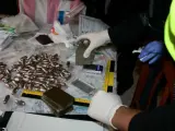 Bellotas y tabletas de hachís halladas durante un registro de la Guardia Civil