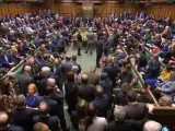 Fotografía tomada de una señal de vídeo proporcionada por el Parlamento británico y cedida.