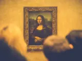 Es probablemente una de las pinturas más famosas de la historia y también una de las más enigmáticas, pero no suele dejar satisfecho al visitante del Louvre, en París. El retrato es muy pequeño y hay tal concentración de gente a su alrededor que no se suele ver nada.