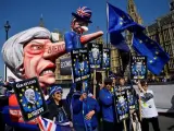 Manifestantes a favor de que el Reino Unido permanezca en la UE protestan a las afueras del Parlamento británico, en Londres.