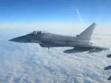 Un Eurofighter español sobrevolando el mar Báltico en misión de la OTAN.