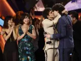 Javier Ambrossi y Javier Calvo se besan tras ganar el premio Feroz a mejor comedia por 'La llamada'.