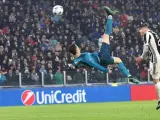 Cristiano Ronaldo, del Real Madrid, anota el 2-0 de chilena contra la Juventus, durante el partido de ida de cuartos de final de la Champions 2018, en Turín.