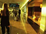 Varias personas se desplazan con sus maletas por un aeropuerto, en una imagen de archivo.