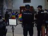Protesta de colectivos LGTBI dentro de una iglesia de Alcalá de Henares.
