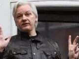 El fundador de WikiLeaks, Julian Assange, en el balc&oacute;n de la embajada ecuatoriana en Londres (Reino Unido), el 19 de mayo del 2017.