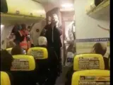 El presidente de Ryanair, Michael O'Leary, invita a bebidas gratis a un pasaje de un vuelo entre Liverpool y Dublín.