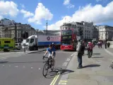 Un ciclista circula por las calles de Londres (Inglaterra).