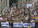 Centenares de vecinos protestan por los pisos tur&iacute;sticos del barrio de la Barceloneta