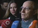 Ángel Hernández con la prensa a la salida de los juzgados de Plaza Castilla en Madrid.