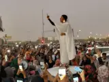El símbolo de la revolución en Sudán, Ala'a Salah, una joven de 22 años vestida con ropa tradicional sudanesa.