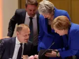 La canciller alemana, Angela Merkel (d), el primer ministro de Luxemburgo, Xavier Bettel (2i), la primera ministra británica, Theresa May (2d), y la canciller alemana, Angela Merkel (d) y Donald Tusk (iz), contemplando una tablet.