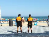 Dos agentes de Protecció Civil en El Postiguet