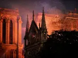 Vista general del incendio que consume el techo y el andamiaje de la catedral de Notre Dame, en París (Francia).