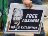 Un manifestante sostiene un cartel durante una concentración para pedir la liberación del fundador de WikiLeaks, Julian Assange, en Sídney (Australia).