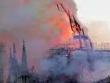 La aguja central de Notre-Dame se derrumba a causa de las llamas.