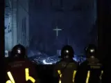 Bomberos de Par&iacute;s entran en la catedral Notre Dame mientras el incendio sigue consumiendo el techo del templo.