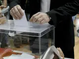 Un ciudadano depósita su voto en una urna