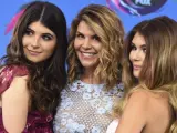 Bella Loughlin, izquierda, junto a su madre Lori Loughlin y su hermana Olivia en los Teen Choice Awards de 2017