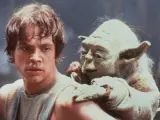 Mark Hamill, en el papel de Luke Skywalker y junto a Yoda en 'El Imperio Contraataca'.