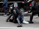 Agentes antidisturbios cargan y arrestan a un hombre durante la manifestación de los 'chalecos amarillos' en París.